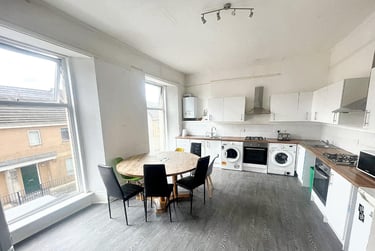 7 bed house, Clifton Place, Greenbank, Plymouth, PL48HY - Image 1